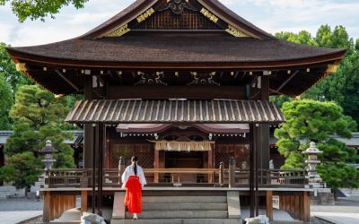 MIKO  – A shinto szentélyek papnője